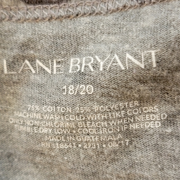 Lane Bryant Floral Sharkbite vneck  top Gray Size 18/20 - Picture 9 of 9